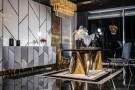 Beverly Hills spisebord - Sort steinplate & Gull rustfritt stål understell thumbnail