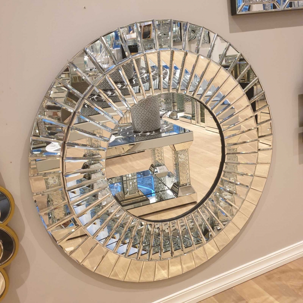 Helt fantastisk og unik speil med meget god kvalitet til en gunstig pris som passer til nesten alle rom i et hjem.
Mål: 90x90