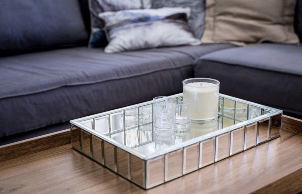 Stilig og eksklusivt fat i vakker speilglass som gir en følelse av luksus og kommer definitiv til å fortjene sin plass i hjemmet ditt. 

Mål: 46,5x34,5x6,5cm