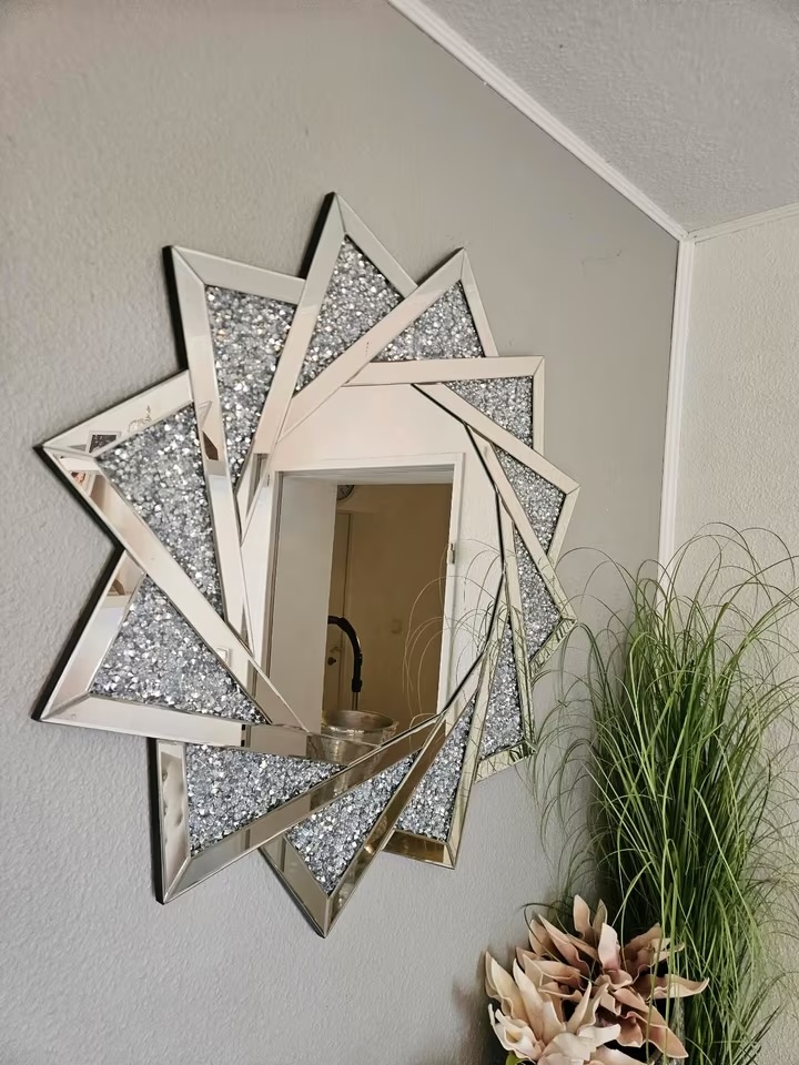 Helt fantastisk og unik speil med meget god kvalitet til en gunstig pris som passer til nesten alle rom i et hjem. 